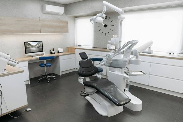 Moderní světlá stomatologická ordinace s lékařským vybavením a moderním lehátkem